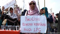 Tuntutan para emak-emak ini beragam ada yang menyinggung soal pembangunan infrastruktur sampai utang