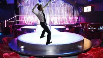 Pesta usai, lanjut ke lantai dansa. Foto: 9GAG