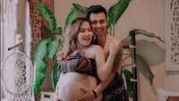 Cherly eks Cherrybelle saat sesi foto bersama suami, Arthur Chandra Hasudungan Panjaitan mengenakan kain Ulos dan pamerkan perut buncitnya. Foto: Dok. Instagram/cherly7uno