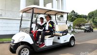 Jokowi langsung mengajak Zohri melihat-lihat halaman belakang Istana Bogor menggunakan boogey car.