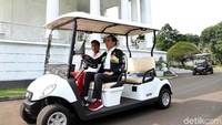Dalam kesempatan tersebut Jokowi tak lupa mengajak Zohri berkeliling istana dengan menggunakan mobil golf.