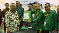 Sekjen PPP Arsul Sani menunjukkan berkas pendaftaran bacaleg yang akan diserahkan kepada Ketua KPU Arief Budiman.
