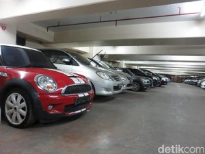 Garasi Ini Dipenuhi Mobil Mewah Koruptor