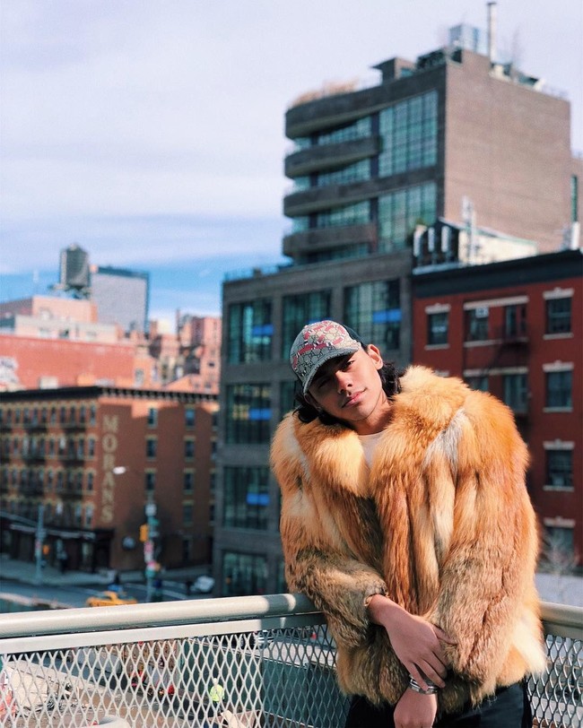 Eksis di Instagram, Rafi yang tengah menimba ilmu arsitektur di New York City, Amerika Serikat, tak sungkan untuk memamerkan gaya maksimalnya. Seperti di foto ini, Rafi berpose dalam balutan mantel berbulu dengan kepala yang ditutup Gucci Kingsnake print GG Supreme baseball hat. (Foto: Instagram/@rafihaikal123)