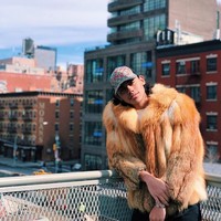 Eksis di Instagram, Rafi yang tengah menimba ilmu arsitektur di New York City, Amerika Serikat, tak sungkan untuk memamerkan gaya maksimalnya. Seperti di foto ini, Rafi berpose dalam balutan mantel berbulu dengan kepala yang ditutup Gucci Kingsnake print GG Supreme baseball hat. (Foto: Instagram/@rafihaikal123)