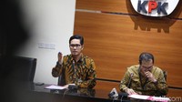 Satu tersangka yakni orang kepercayaan bupati Labuhanbatu, Umar Ritonga masih melarikan diri. Tim KPK saat ini sedang melakukan pencarian.