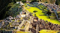 Machu Picchu menjadi saksi megahnya peradaban Inca di masa lalu. Terletak di sekitar Pegunungan Peru, tempat yang dibangun pada tahun 1450 ini menawarkan pemandangan alam yang indah dan dipadukan dengan kehebatan peradaban manusia di masa lalu. Istimewa/Pinterest.