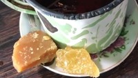 Teh tubruk yang panas manis sekaligus sepet memang sedap dihirup hangat. Apalagi @procaffeinator menambhakan gula aren sebagai pemanisnya. Foto: Instagram @procaffeinator