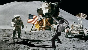 Terungkap foto rahasia saat Macron ikut misi Apollo 11 ke Bulan. Foto: 9GAG