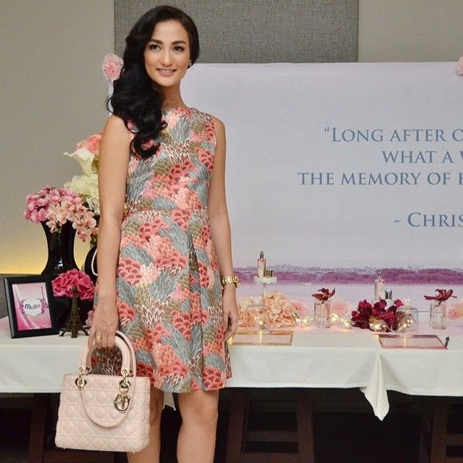 Selain berparas cantik, Atiqah Hasiholan juga memiliki kaki jenjang yang indah. membuat bentuk tubuh istri Rio Dewanto ini menjadi terlihat sempurna. Foto: Instagram