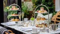Dalloway Terrace hadirkan suasana ngeteh yang terinspirasi dari novel berjudul Virginia Woolf di tahun 1925. Tersedia bunga mawar, lampu kerlap kerlip hingga lilin cantik di meja saat pengunjung menikmati afternoon tea. Tersaji teh istimewa dari Rare Tea Company dan beberapa menu pelengkap yang lezat.  Foto: DesignMyNight