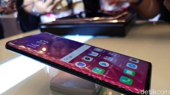 Ponsel ini tidak dilengkapi fingerprint dan slot audio 3,5mm. Tapi Oppo mengantikannya dengan fitur 3D Face Unlock dan port USB Type C. (Foto: detikINET/Muhammad Alif Goenawan)