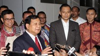 Saat memberikan keterangan kepada wartawan, Prabowo ditemani oleh AHY dan Ibas. Selain itu juga ada elite Demokrat lain yang mendampingi.