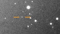 Berada di antara dua garis kuning tersebut merupakan bulan baru dari Jupiter yang bernama Valetudo (Foto: Dok. Carnegie Institution of Science via CBC News)