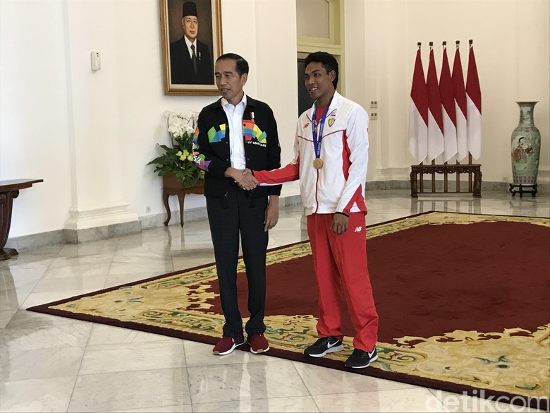 Jokowi: Orang Besarnya Bukan di Istana, Tapi Zohri Jokowi: Orang Besarnya Bukan di Istana, Tapi Zohri