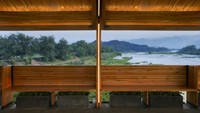 Jembatan itu bahkan ditambahkan tempat duduk yang membuatnya menjadi ruang publik yang ramah bagi pejalan kaki. Istimewa/Inhabitat.