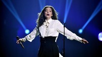 Sebelum menyaksikan aksi Lorde di atas panggung, lebih baik kita lihat foto aksinya terlebih dahulu. Steven Ferdman/Getty Images