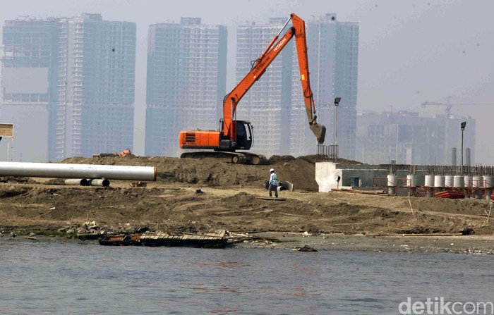 Meski Pulau Reklamasi C dan D telah disegel, namun pembangunan jembatan penghubung menuju pulau reklamasi di muara Sungai Dadap terus berjalan. Ini buktinya.
