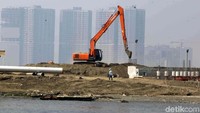 Anies membuat kebijakan untuk menyikapi reklamasi Teluk Jakarta, proyek dari era sebelum dia. Anies menetapkan Pulau G sebagai zona ambang dan nantinya diarahkan menjadi kawasan permukiman. Ini diatur dalam Pergub DKI Nomor 31 Tahun 2022 tentang RDTR, diteken Anies pada 27 Juni. Untuk Pulau C yang namanya diubah Anies menjadi Pantai Kita, dia menargetkan pihak swasta membangun rumah susun. Itu tertuang di Pergub Nomor 25 Tahun 2022 tentang RPD 2023-2026, diteken ANies pada 10 Juni lalu. Soal nama, Anies mengubah nama Pulau C, D, dan G reklamasi menjadi Pantai Kita, Maju, dan Bersama sebagaimana termuat dalam Keputusan Gubernur Nomor 1744 Tahun 2018. Pradita Utama/detikcom