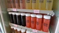 Setelah beli tiket, pengunjung Cafe Ron Ron yang berarti suara mendengkur kucing ini bisa pilih minuman. Ada aneka kopi, teh dan jus yang dikemas dalam botol cantik. Foto: Sora News 24