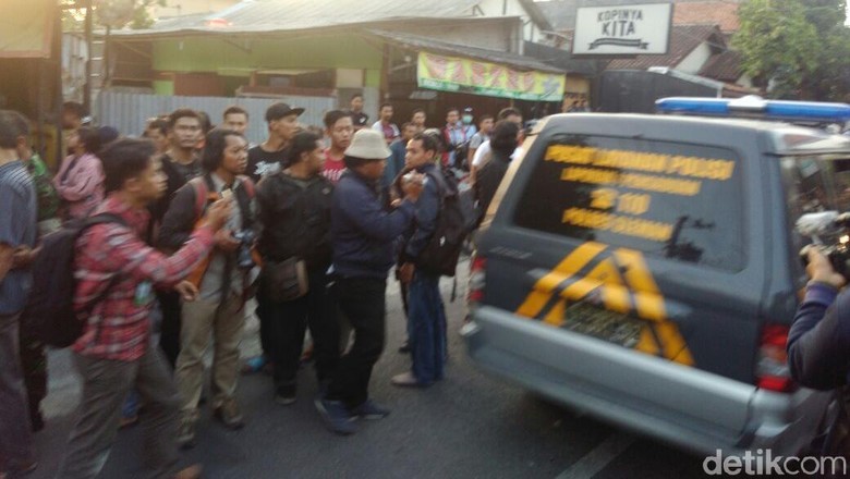 Ini Barang yang Dibawa Densus 88 dari Rumah Ismail di Sleman Ini Barang yang Dibawa Densus 88 dari Rumah Ismail di Sleman