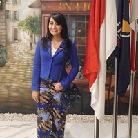 Artis Tessa Kaunang siap menjadi caleg melalui partai Nasdem. Mengaku ingin membuat Indonesia berubah jadi lebih baik sehingga dia terjun ke dunia politik, Tessa terlihat menenteng tas Balenciaga seharga puluhan juta rupiah saat mengikuti pendaftaran caleg ke KPU (Komisi Pemilihan Umum). Foto: Instagram