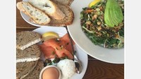 Kalau disuruh memilih antara roti gandum, salad, telur atau salmon, Tiffany ternyata tak bisa memilih. Doyan makanan sehat nih? Foto: Instagram tiffanytrump