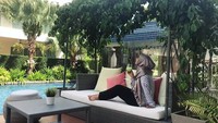 Menikmati minuman dingin yang segar, lihat nih gaya hijab Nurul yang sederhana namun tetap cantik. Foto: Instagram @nurulzbshamsul