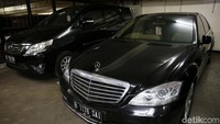 Tampak terparkir Mercedes-Benz S S 350 CGI AT (CKD) tahun 2013.