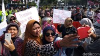 Namun tetap saja di sela-sela orator memberikan tuntutan demo, banyak emak-emak yang malah berswafoto.