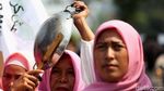 Emak-emak Bawa Wajan Demo di Istana