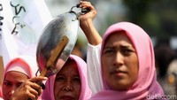 Sambil membawa alat masak berupa penggorengan, mereka menuntut Presiden Jokowi menurunkan harga kebutuhan pokok seperti telur, beras, gas, hingga BBM.