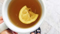 Suka yang segar? Tiru cara @mindfulmunching yang menambahkan irisan lemon segar dalam teh hangatnya.Foto: Instagram @mindfulmunching