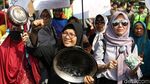 Emak-emak Bawa Wajan Demo di Istana