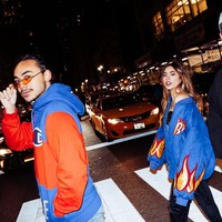 Soal aksesori, Rafi Haikal juga nggak kalah up-to-date. Seperti kacamata oranye berlensa tipis ala 90an yang lagi nge-tren bekalangan. (Foto: Instagram/@rafihaikal123)