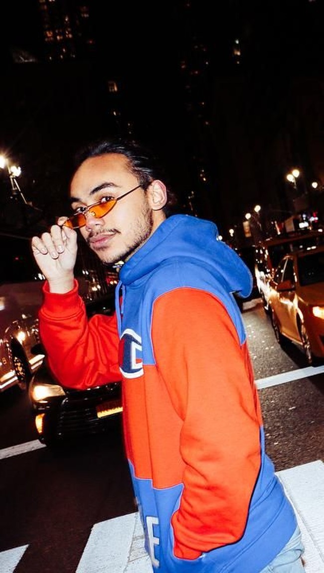 Soal aksesori, Rafi Haikal juga nggak kalah up-to-date. Seperti kacamata oranye berlensa tipis ala 90an yang lagi nge-tren bekalangan. (Foto: Instagram/@rafihaikal123)