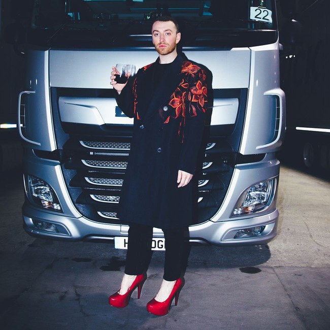 Penampilan Sam Smith kerap mengejutkan dengan pakaian-pakaian yang feminin hingga memakai high-heels. Seperti pada foto ini, Pelantun lagu Too Good at Goodbyes tersebut pakai heels merah. Foto: Instagram (@samsmithworld)