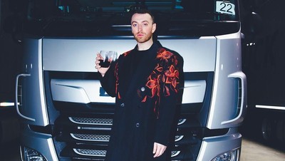 Penampilan Sam Smith yang Makin Feminin, Dari Eyeliner Sampai High-heels