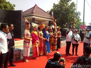 Legenda Tenis Yustedjo Bawa Api Abadi Mrapen untuk Obor Asian Games