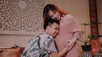Tidak hanya kain Ulos. Keduanya juga mengenakan pakaian kasual pada foto maternity tersebut. Foto: Dok. Instagram/cherly7uno