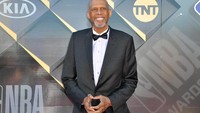 Pada tahun 2009 lalu, pebasket legendaris NBA Kareem Abdul-Jabbar didiagnosis chronic myeloid leukemia di usia 62 tahun. Kondisinya kini terkontrol dengan pengobatan. (Foto: Getty Images)