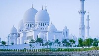 Masjid Sheikh Zayed menjadi masjid paling indah dan terbesar di Uni Emirat Arab (UEA). Pembangunannya digagas oleh presiden pertama UEA, HH Sheikh Zayed bin Sultan Al Nahyan, yang juga dimakamkan di masjid ini. Masjid ini mampu menampung hingga lebih dari 40.000 jemaah dan merupakan salah satu masjid terbesar yang ada di dunia. Istimewa/Pinterest.