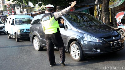 Polisi Alihkan Mobil yang Langgar Ganjil-Genap di Kemayoran