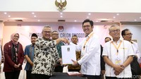 Mereka diketuai oleh Sekjen PKS Mustafa Kamal saat konferensi pers, Mustafa menyerahkan berkas tersebut langsung diterima oleh Ketua KPU Arief Budiman.