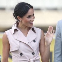 Gaun pink pastel tersebut hadir dalam siluet trench coat lengkap dengan kancing bergaya double-breast serta sabuk model lilit. Harganya? US$ 825 atau sekitar Rp 12 juta. (Foto: Getty Images)