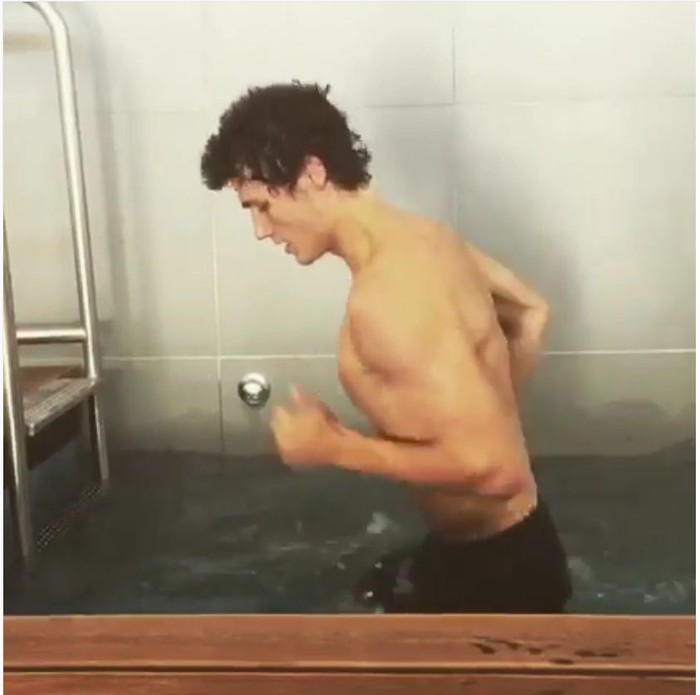 Dalam sebuah video yang diunggahnya di instagram, bek kanan timnas Prancis Benjamin Pavard terlihat berlari di kolam. Foto: instagram/benpavard21 Dalam sebuah video yang diunggahnya di instagram, bek kanan timnas Prancis Benjamin Pavard terlihat berlari di kolam. Foto: instagram/benpavard21