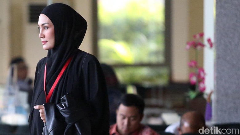 Tujuh Jam Lebih, Steffy Burase Masih Diperiksa KPK Tujuh Jam Lebih, Steffy Burase Masih Diperiksa KPK