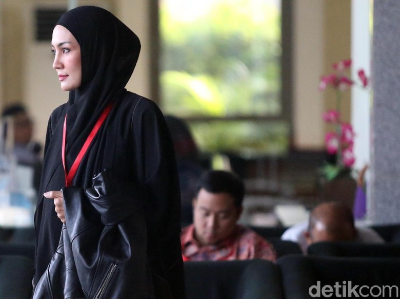 Steffy Burase: Hubungan dengan Irwandi Yusuf Profesional Steffy Burase: Hubungan dengan Irwandi Yusuf Profesional