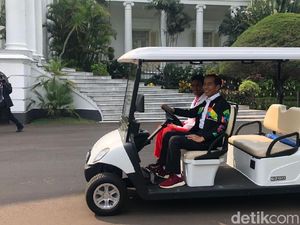 Momen Jokowi Ajak Lalu Muhammad Zohri Keliling Istana Bogor