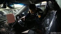 Lelang kedua mobil digelar pada Rabu (25/7). Lelang dilaksanakan secara langsung di gedung Merah Putih KPK mulai pukul 11.00 WIB.